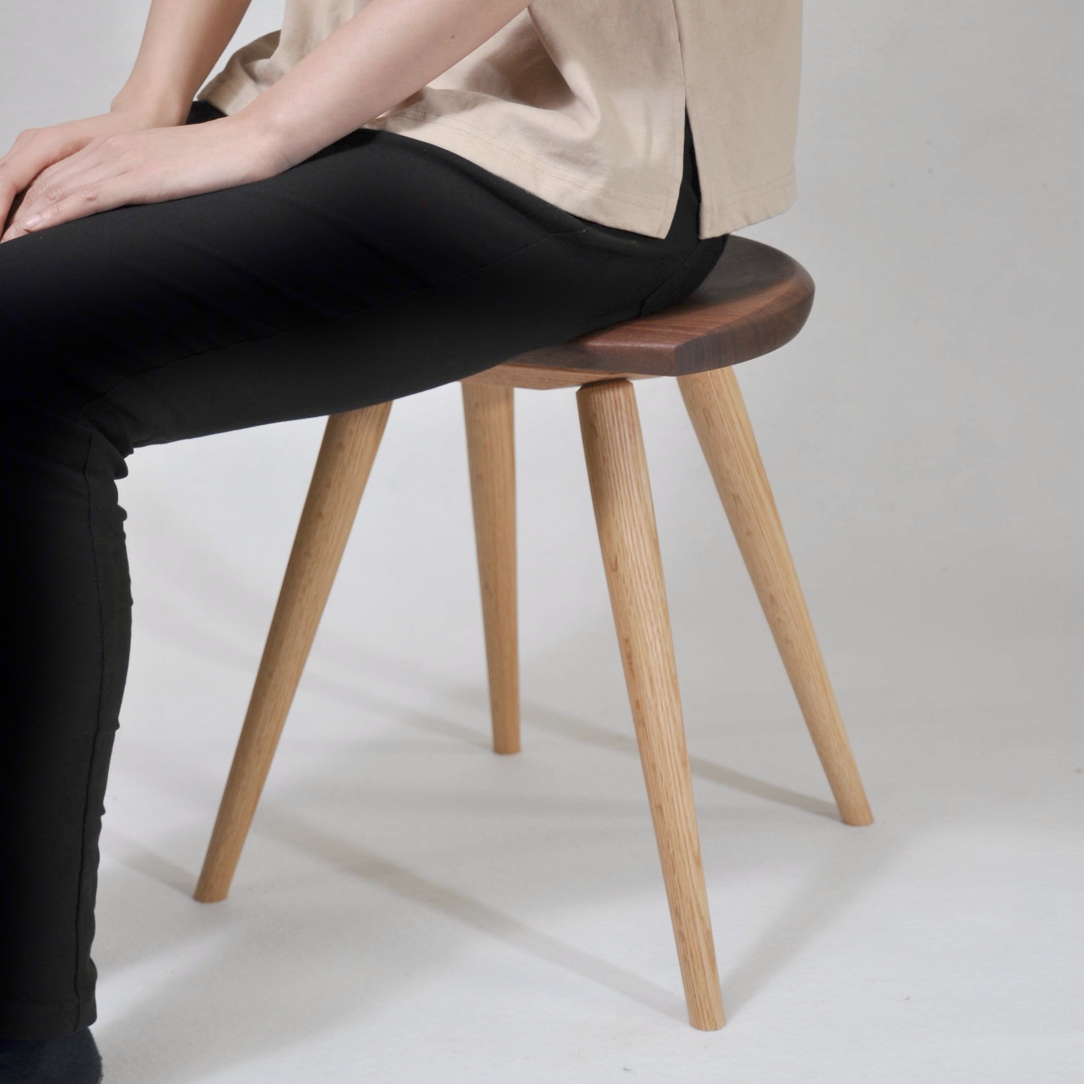 ムーンスツール挽脚 チェリー Moon stool - Cherry | 飛騨高山 家具