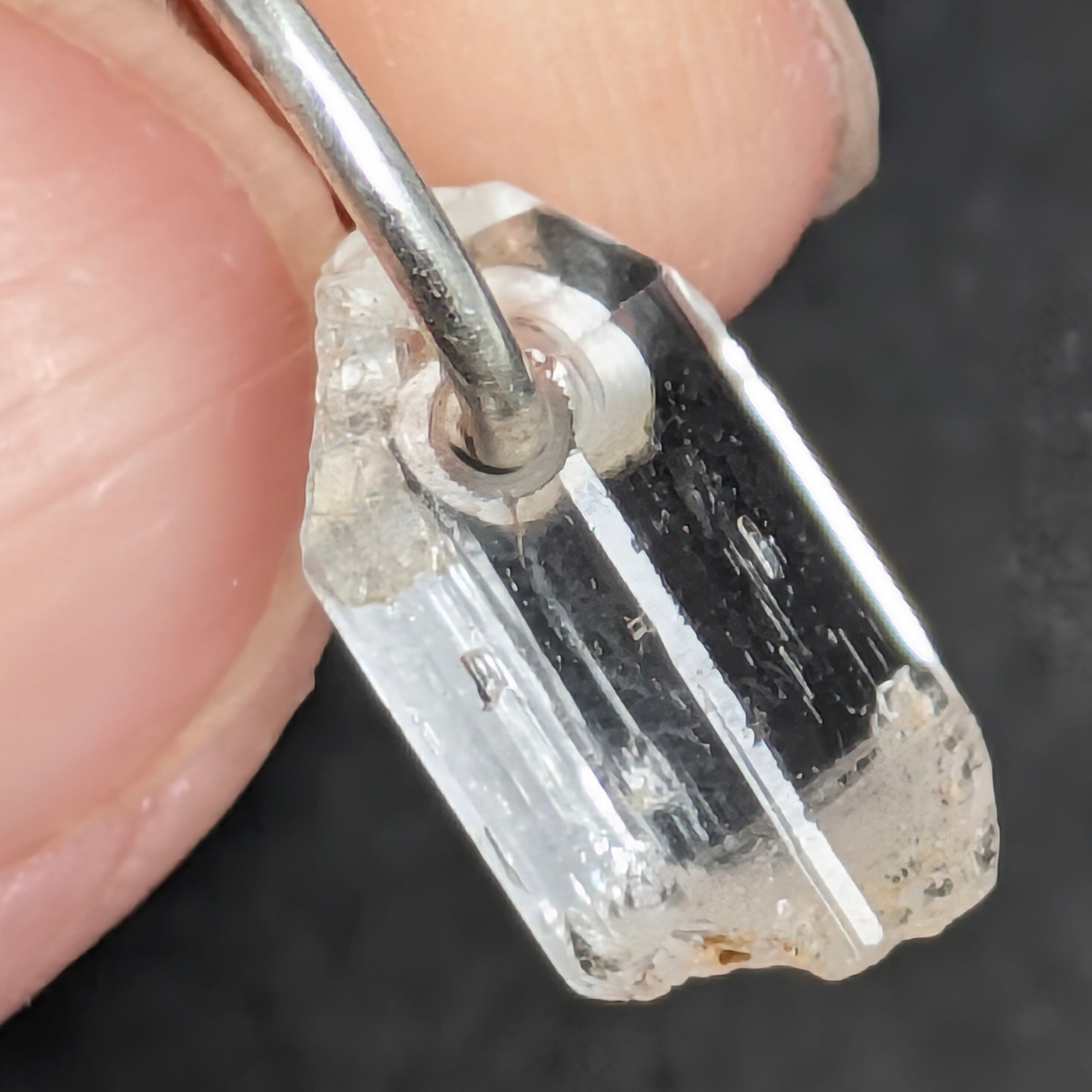 Silverトパーズ原石チャーム ミャンマー・モゴック産 PRO208066