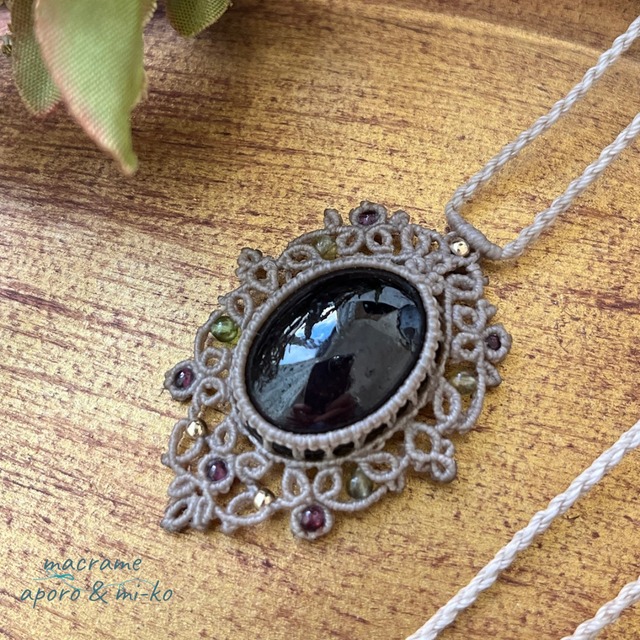ガーネットマクラメネックレス | macrame aporo & mi-ko ガーネットマクラメネックレス | macrame aporo & mi-ko