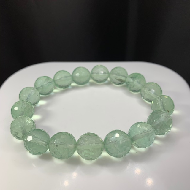 優しい色合いミントグリーンフローライトブレスレット