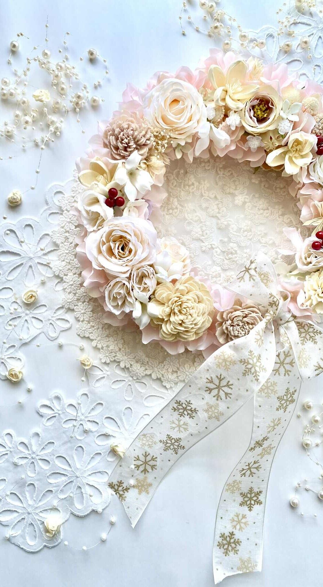 【WR-005】サーモンピンクのやさしいクリスマスリース｜雪の結晶リボン付き・アイボリー×ドライフラワー・壁掛け/インテリア・贈り物におすすめ