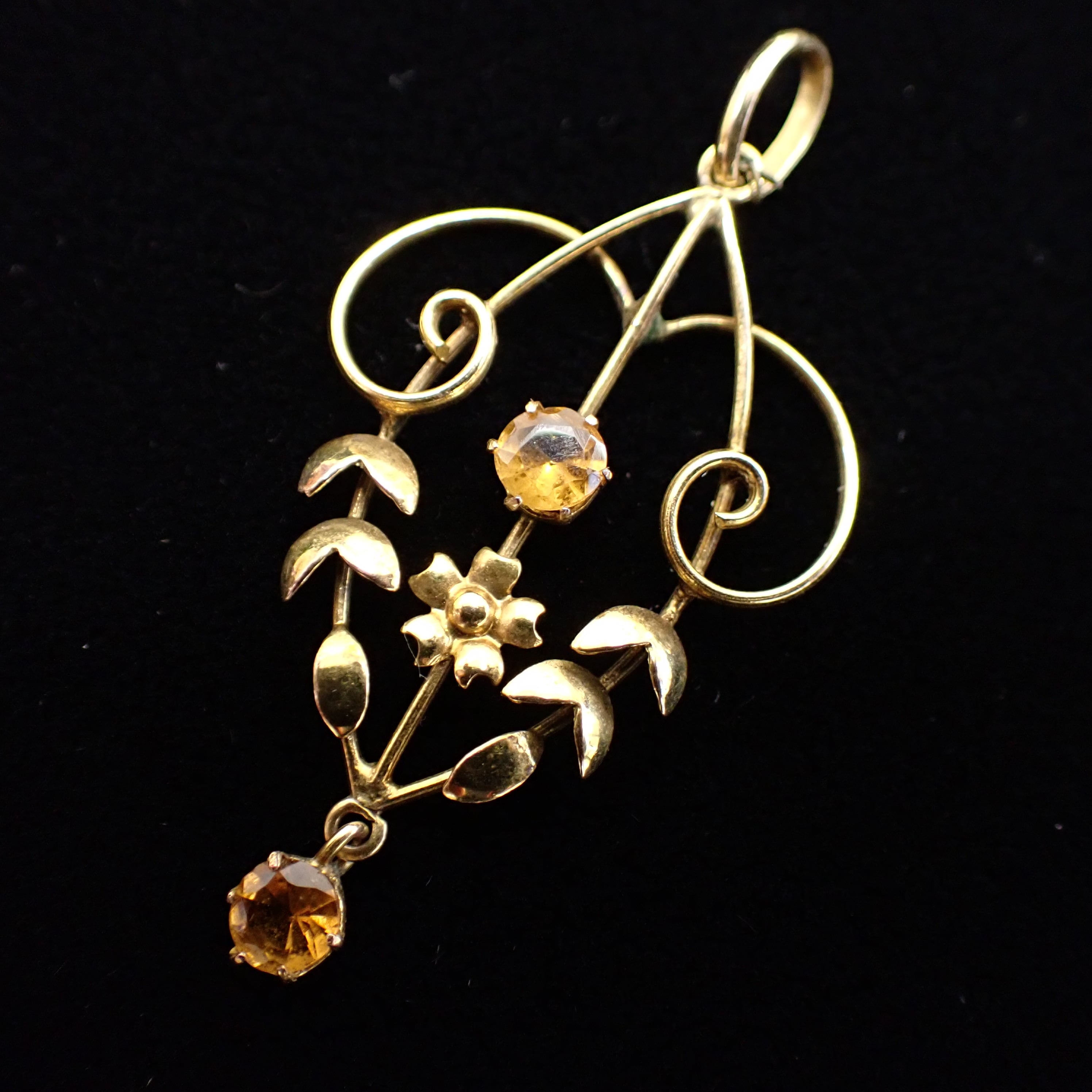 DP00108 イギリス アンティーク アールヌーヴォー ガーランドスタイル ペンダントトップ チャーム K9 シトリン 〜繊細な線が織りなす優雅な世界〜