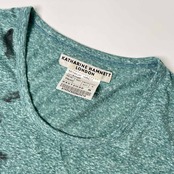 KATHARINE HAMNETT LONDON キャサリンハムネット 羽 フェザー デザイン 半袖 Tシャツ M/グリーン メンズ