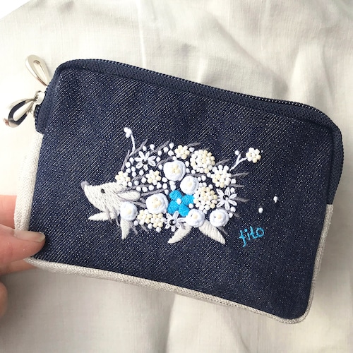 モバイルグッズ整理に「花まとうハリネズミ」手刺繍　Wファスナー