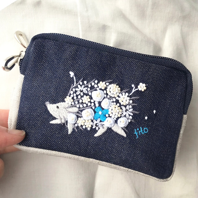 手刺繍 Wのポーチ「プチプチ花リース」