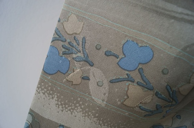 【袷】利休鼠色　横段に幾何学地紋の唐草文様　小紋