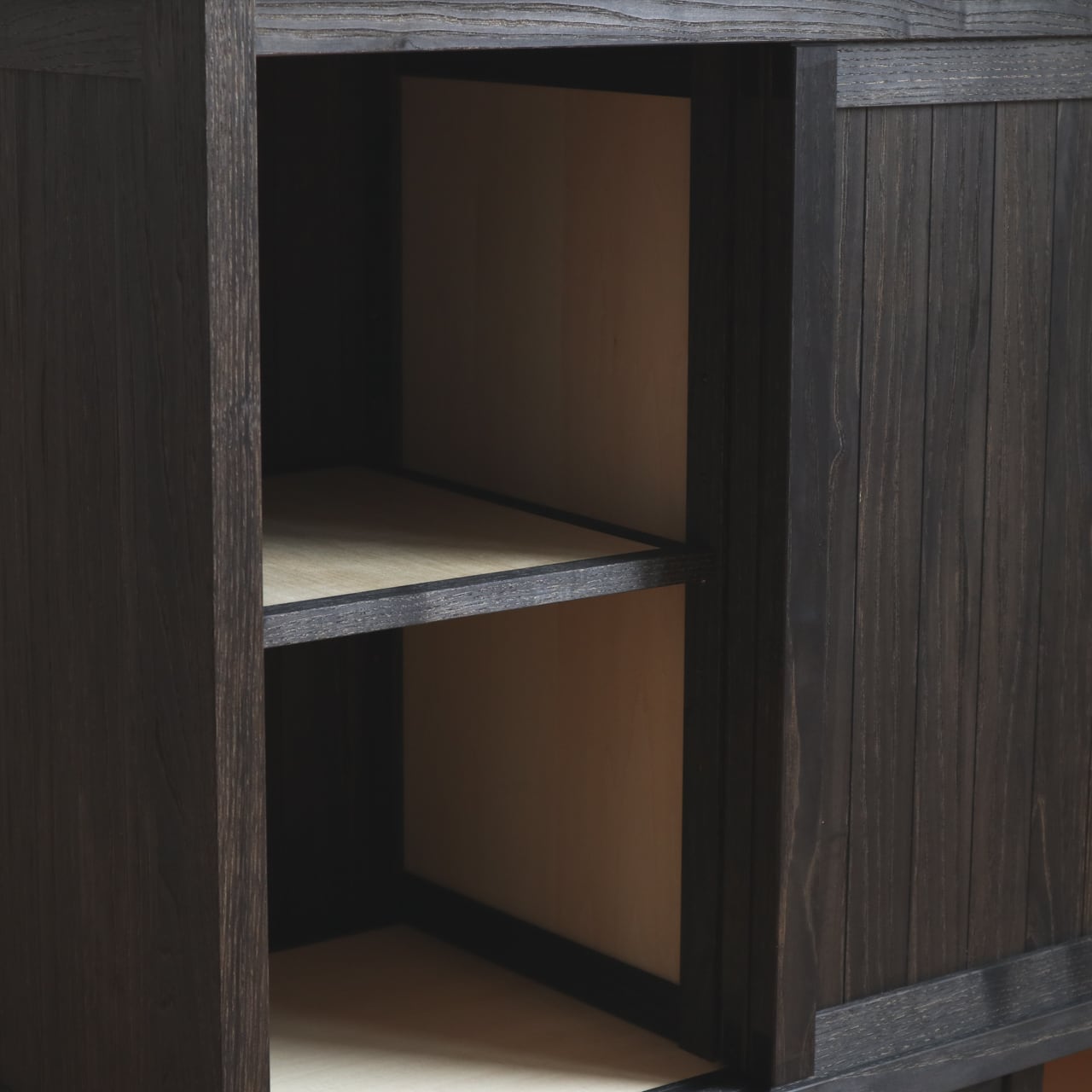 栗の引戸キャビネット 無垢板 黒染め | オバタ家具店