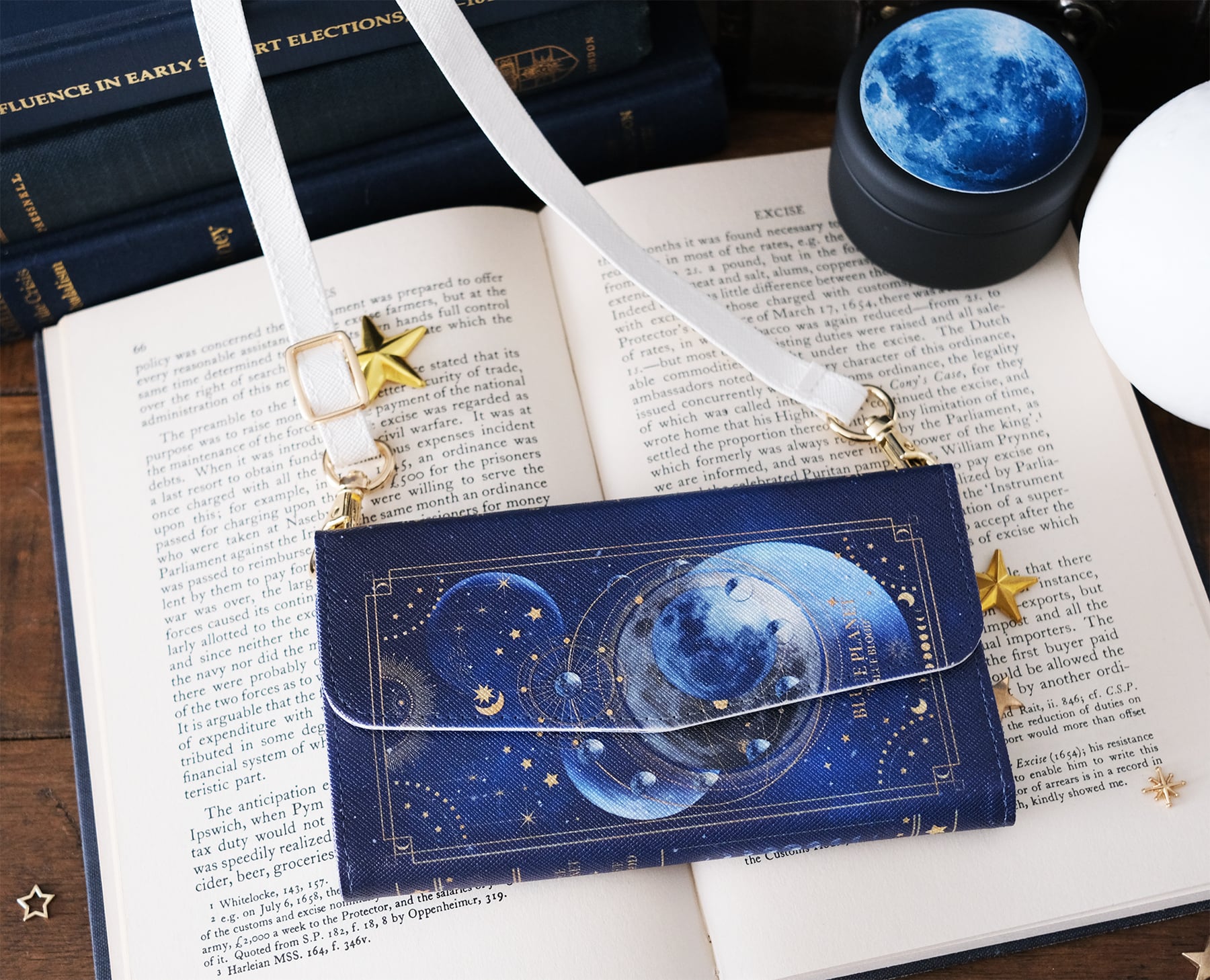 本のような手帳型スマホケース 青の惑星 