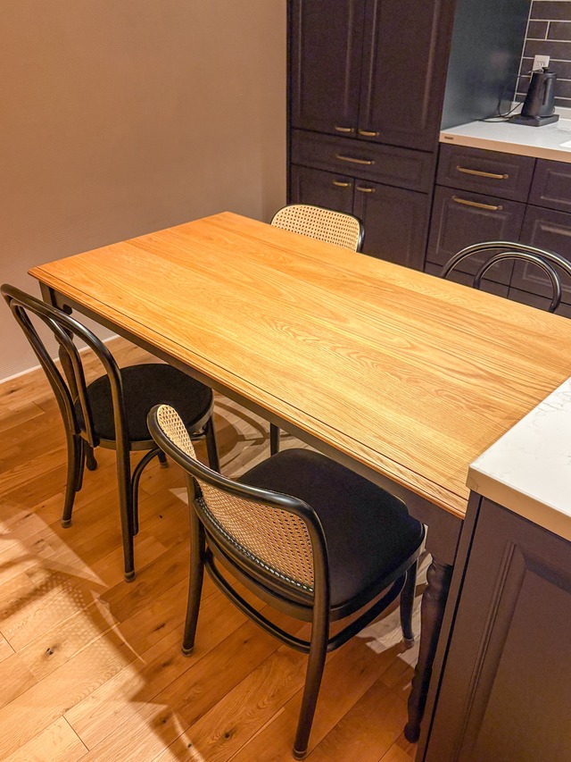 ホワイトオーク材ターンドレッグダイニングテーブル “極細スレンダー”(アンティーク調ろくろ足テーブル) W1400〜2400 4〜8人掛け 引き出し付きダイニングテーブル