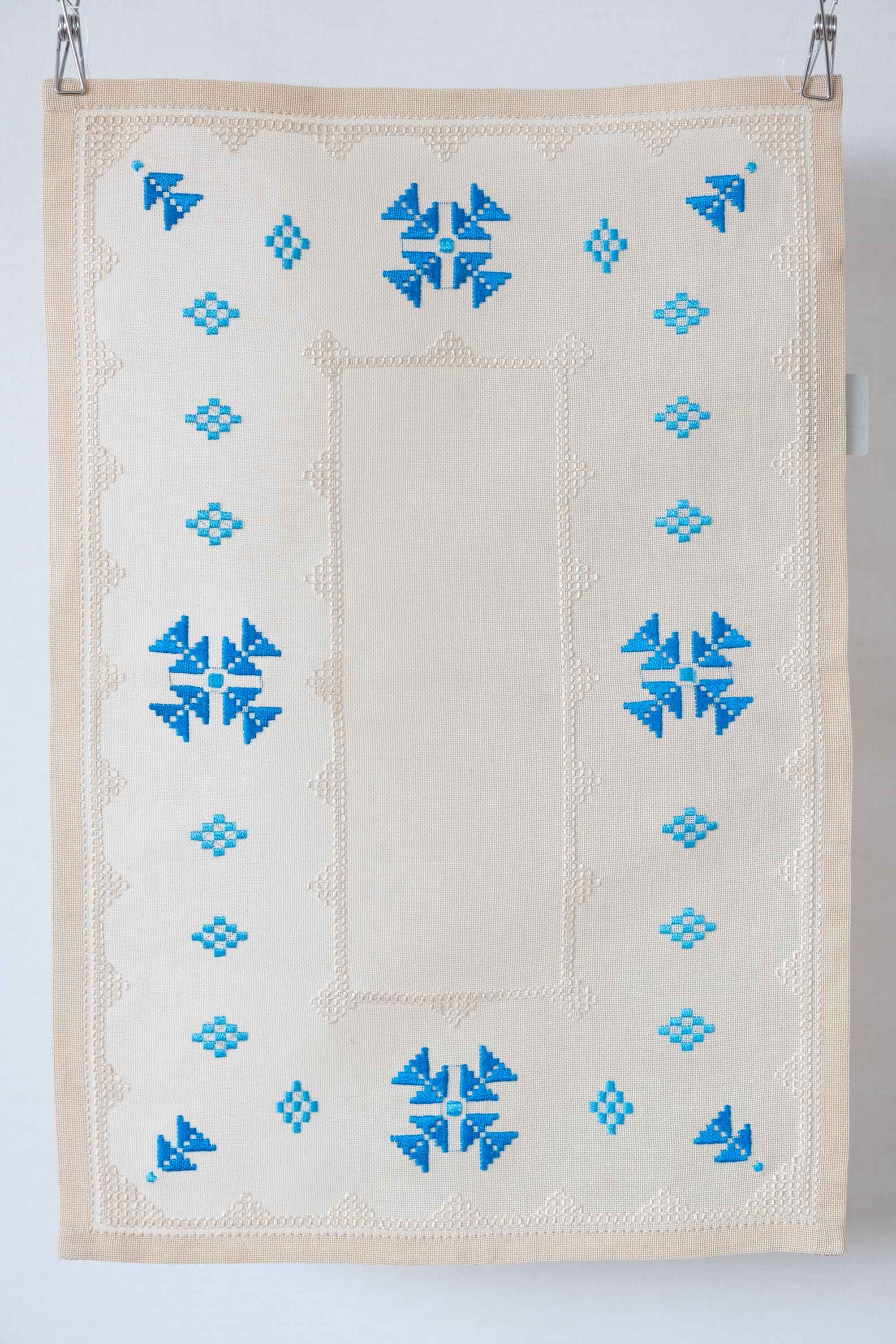 シャキッとした麻生地にブルーの糸で刺繍されたテーブルクロス　北欧仕入れです
