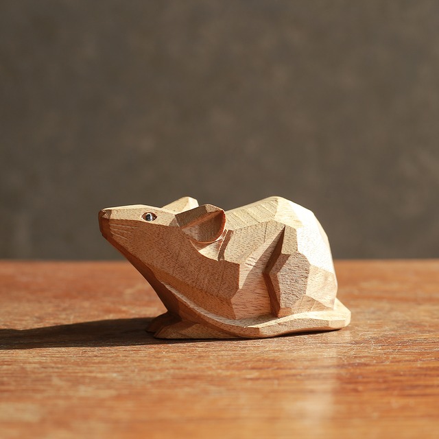 空を見上げる、味わい深いネズミ