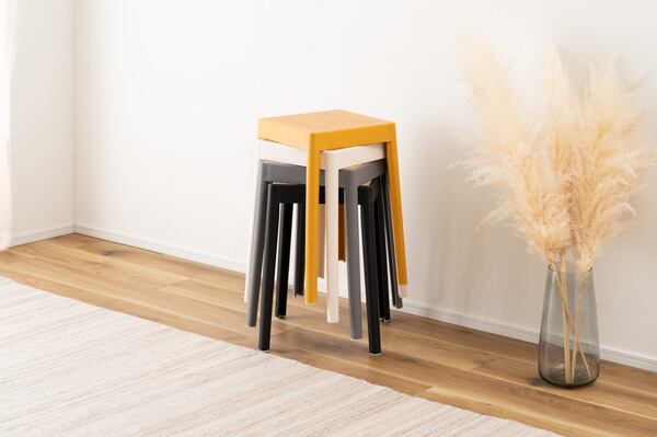 スタッキング　スツールチェア　合皮レザー　モダン　アイボリー　積み重ね椅子　IZ スタッキングスツールチェア合皮レザーモダンアイボリー積み重ね椅子IZ