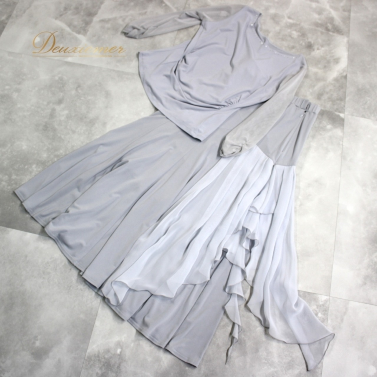 社交ダンス 衣装 スタンダード 上下セット ツーピース レッスンウェア パーティ衣装 オールシーズン グレイ系 ラインストーン 光沢感 シンプル 軽量 伸縮性 リーズナブル 女性用ファッション おしゃれ 薄手 快適 おすすめ パーティ用 ダンスレッスン用 セットアップ 上下組 コーディネート可能 高品質 ポリエステル ポリウレタン ゆったりデザイン ラインストーン装飾 華やか 旬なデザイン リラックスフィット トレーニング用