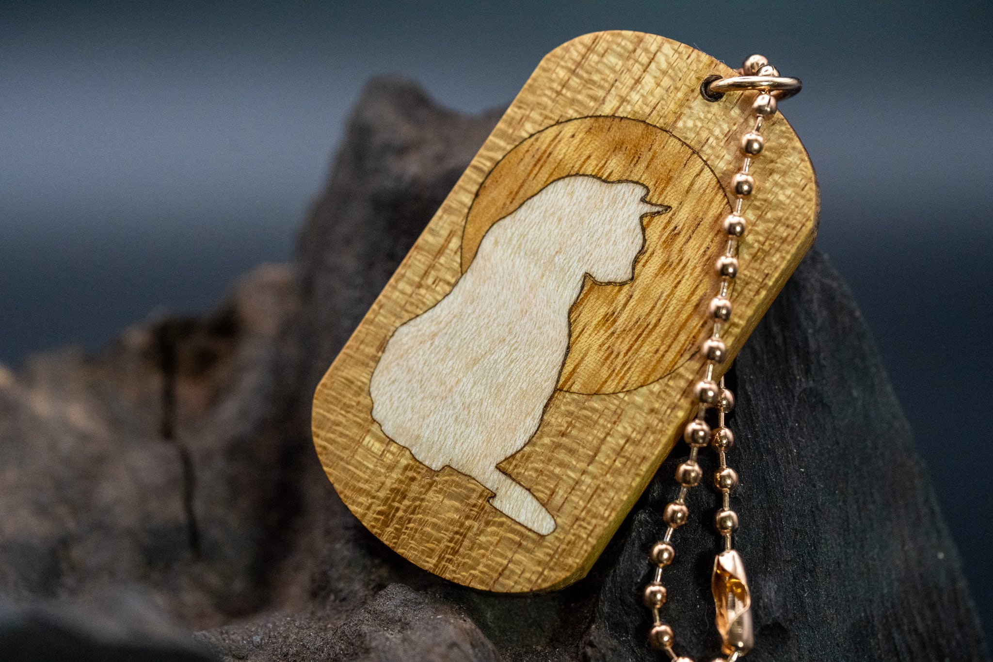 【黄金の木】御蔵島 金桑 ドッグタグ 象嵌 横を向く上品な猫