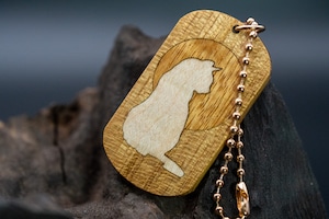 【黄金の木】御蔵島 金桑 ドッグタグ 象嵌 横を向く上品な猫