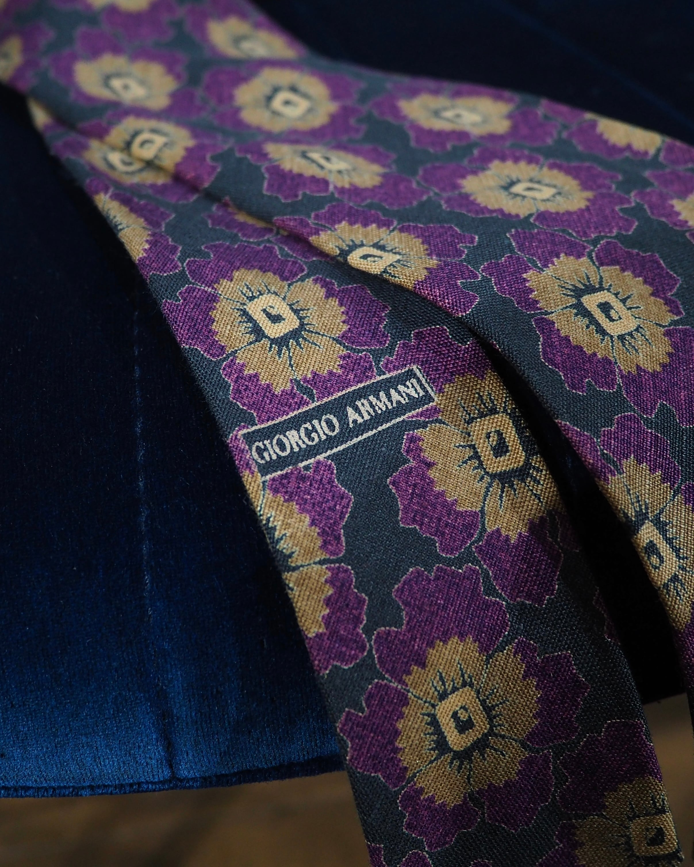 " Giorgio Armani ‐ Made in Italy " Beautiful Flower All over pattern vintage linen Tie