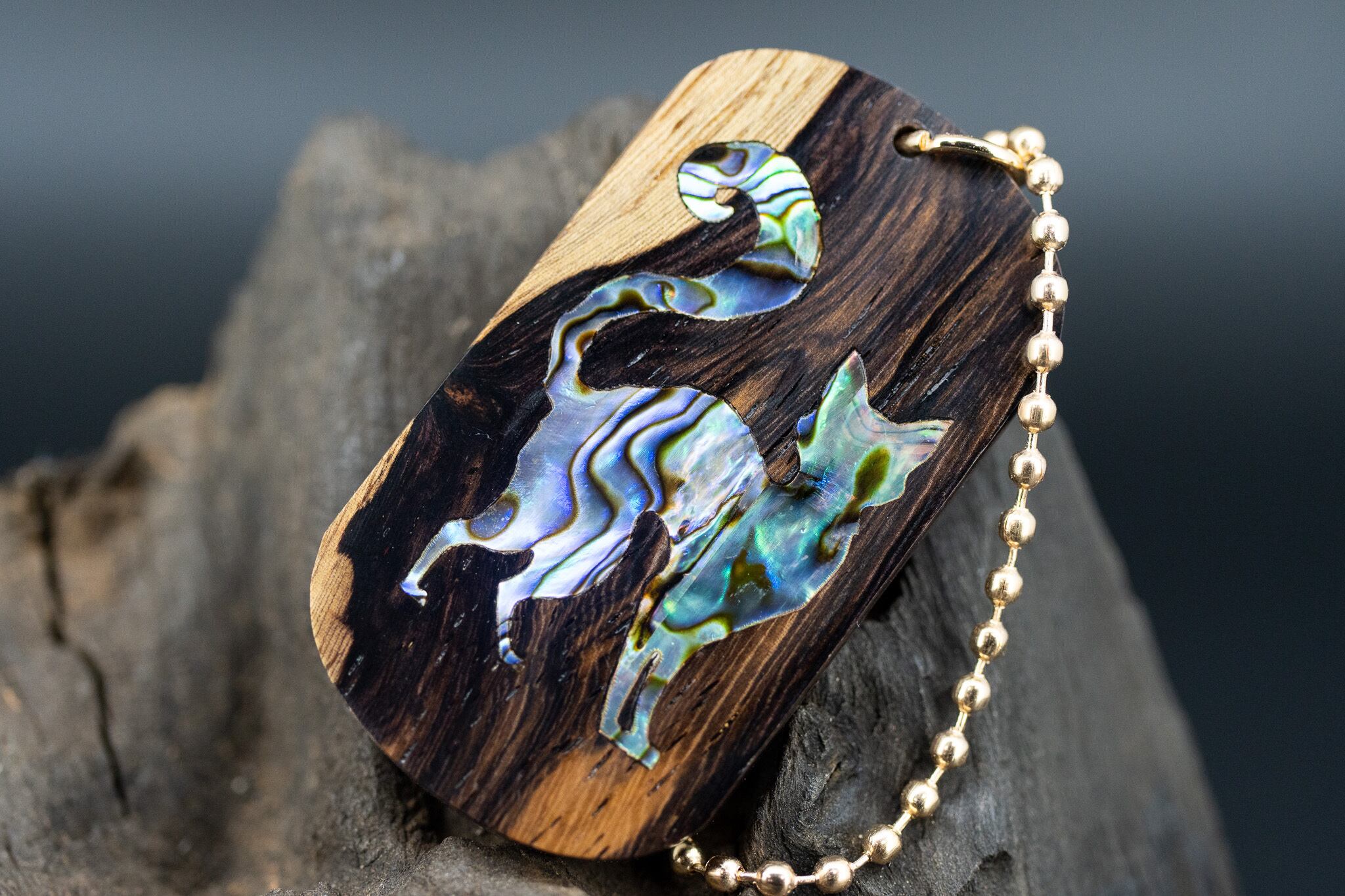 【 熱帯の黒き宝 】 ラオスブラック ドッグタグ 象嵌 探る視線