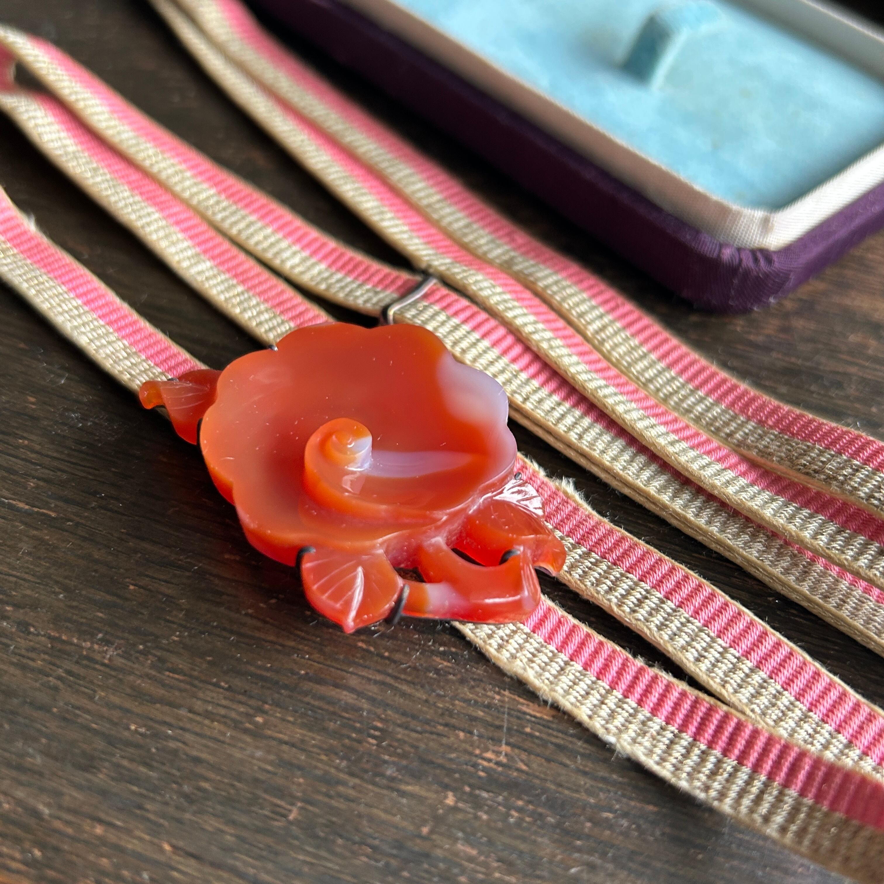 アンティーク　メノウ椿の帯留め