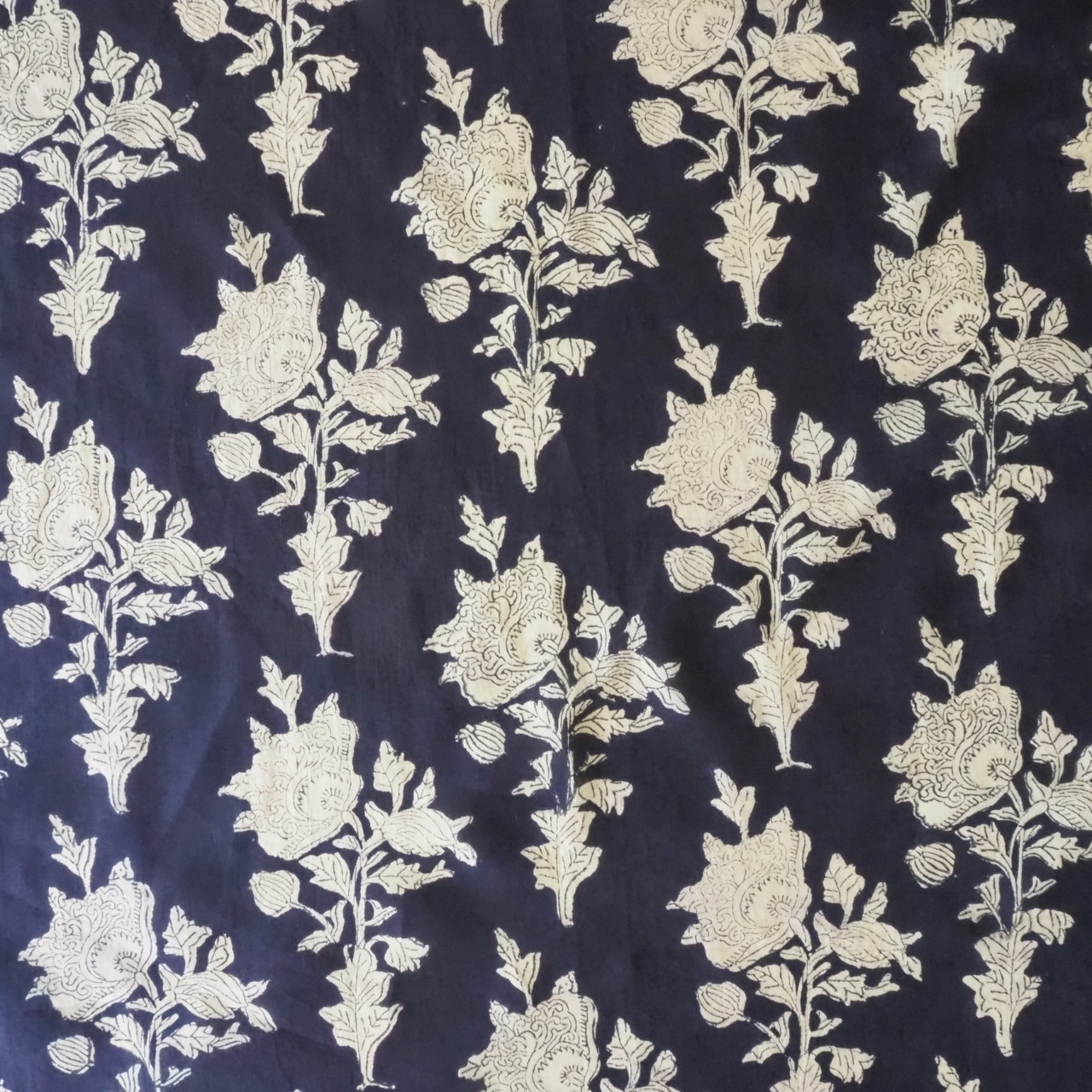 ブロックプリント生地【50cm単位】インド綿 花柄 黒×生成り #34869-BK1【再入荷】