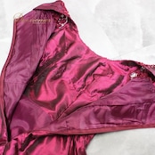 パーティドレス 社交ダンス レディース スタンダード レッド系 ドレス カラードレス 発表会 演奏会 カラオケ 二次会 ピアノ 赤 花柄 レース パープル系 ワインレッド系 光沢 サテン風 光沢感 フェミニン 袖なし ノースリーブ フレアスカート ミモレ丈 ロング丈 大人可愛い 華やか 上品 エレガント レース花柄 刺繍風レース ウエストリボン 蝶結び ベルト付き きれいめ 結婚式 コンサート 舞台衣装 衣装用 フォーマル レディース 伸縮性 シャーリング 体型カバー カラオケ衣装 発表会ドレス