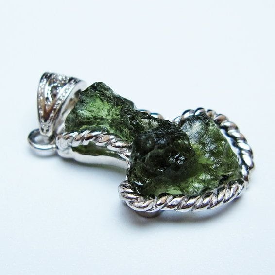 モルダバイト ペンダント モルダウ石 ペンダントトップ 原石 一点物 メール便可 [M便 1/20] 199-542