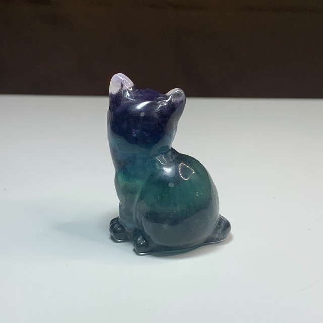 2.ちょこんと座っている可愛いフローライトねこ