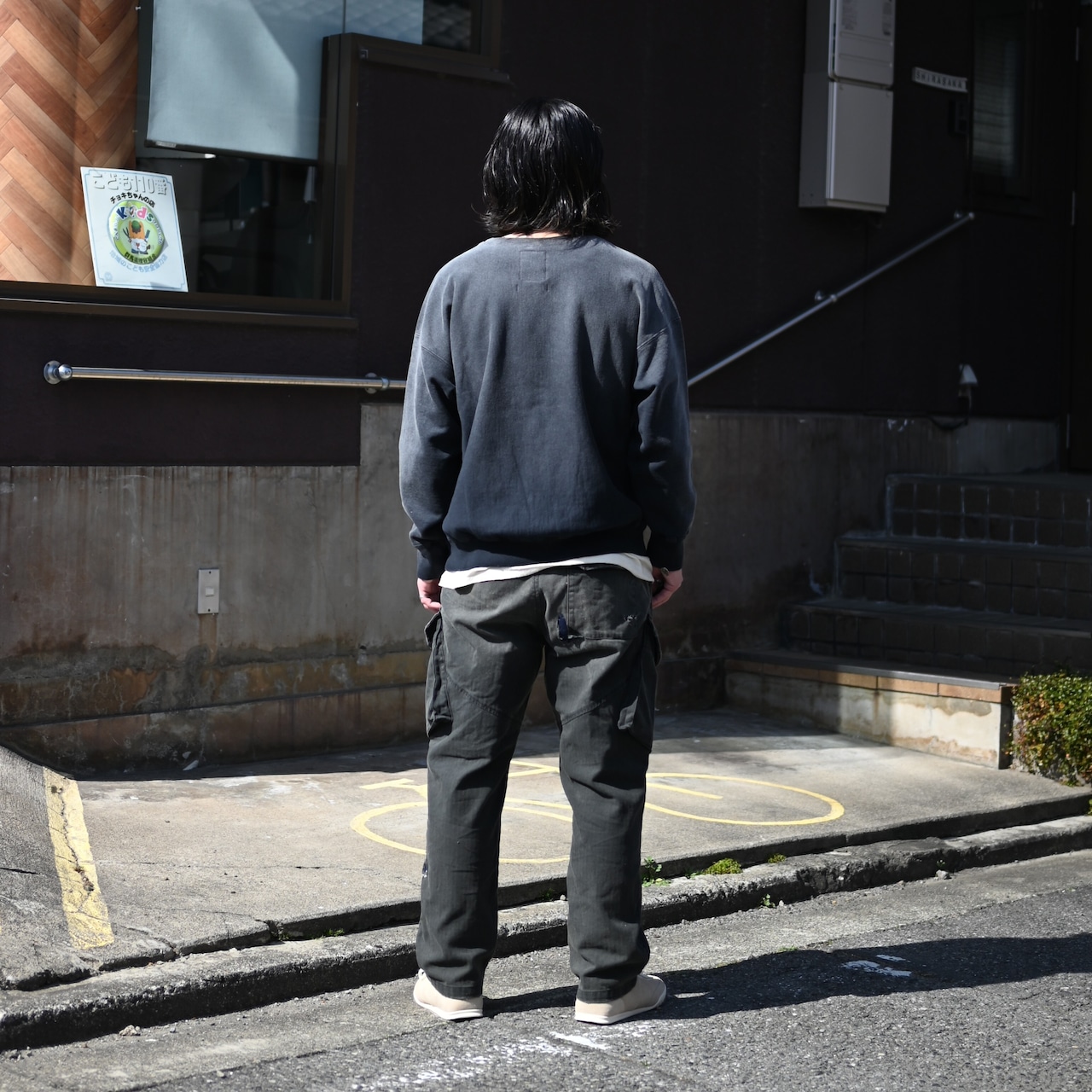 中綿なしで着やすい、ボンバージャケットと日焼け加工が魅力なミリタリーパンツコーディネート