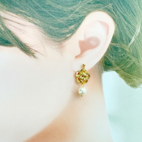 梅結びとクリスタルパールのシンプルピアス イヤリング　イヤーカフ