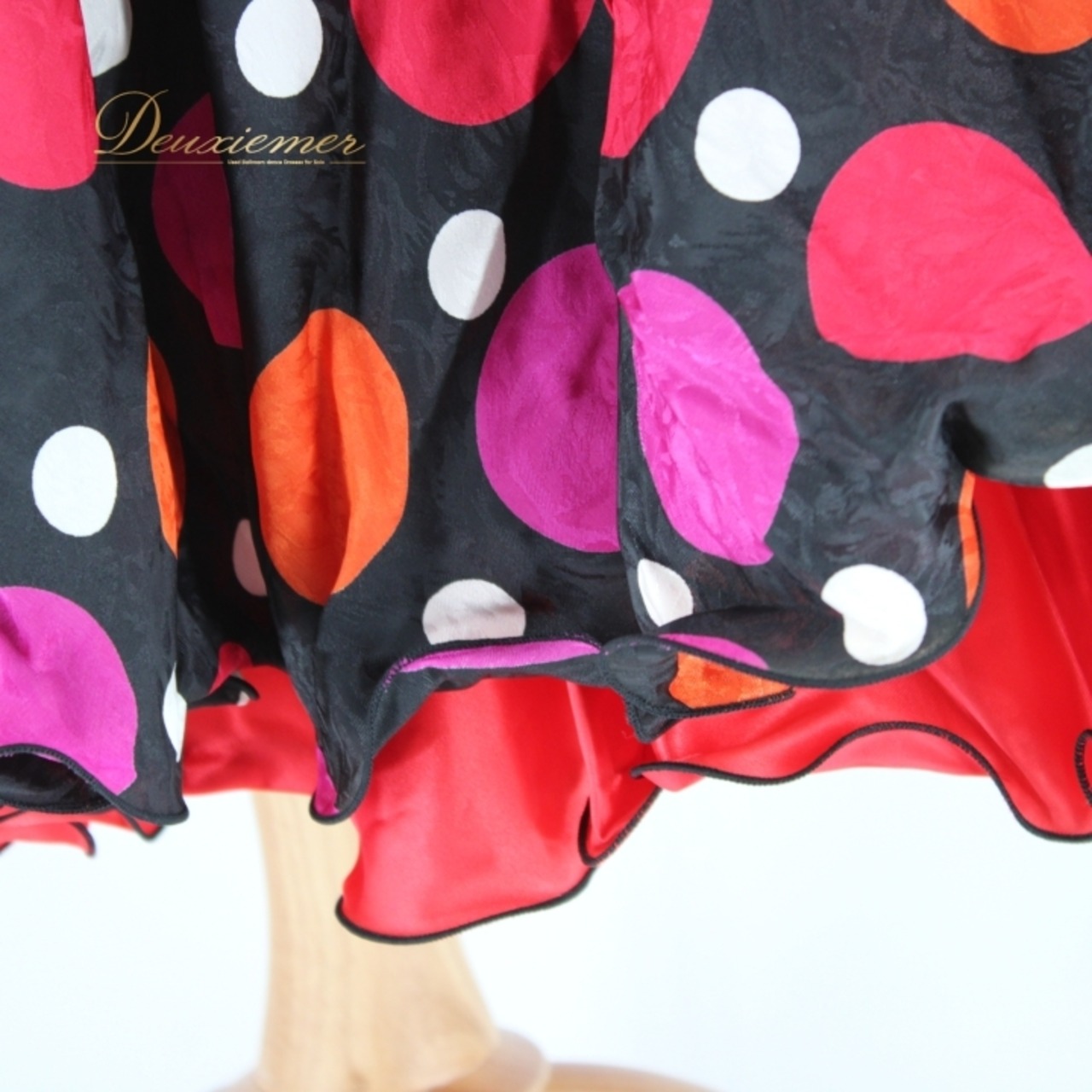 【タグ付き】社交ダンス 衣装 スタンダード スカート レッスンウェア Bright Proceed ブライトプロシード 黒 赤 紫 ブラック系 レッド系 オレンジ系 パープル系 水玉 ドット ホワイト系 白 マルチドットデザイン フレアスカート ダンスウェア レディース Lサイズ 薄手 伸縮性あり かわいい おしゃれ 様々なシーン 向け ファスナー仕様 練習用 衣装 スカート レッスン用 ダンス スカート 体型カバー