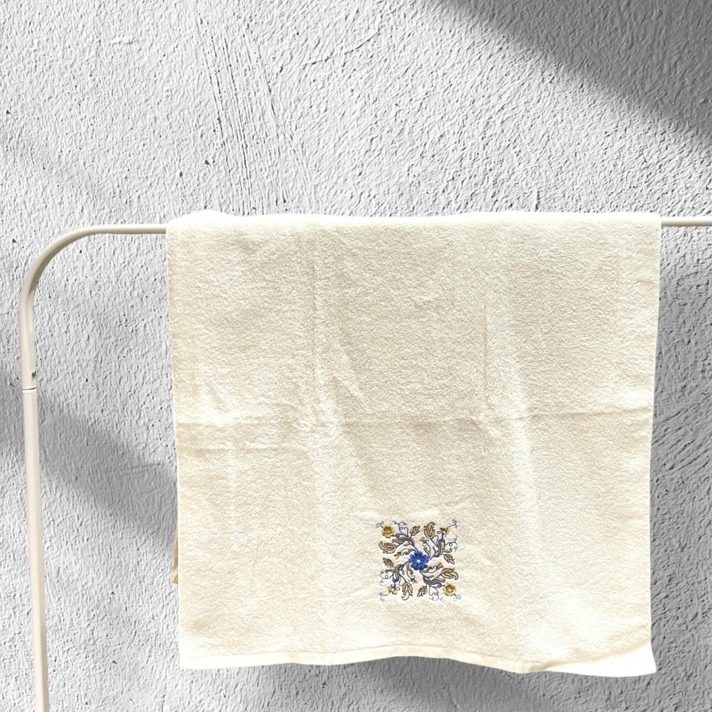 Pua Hawaiiオリジナル】花柄 刺繍 バスタオル タオル ブルー ゴールド