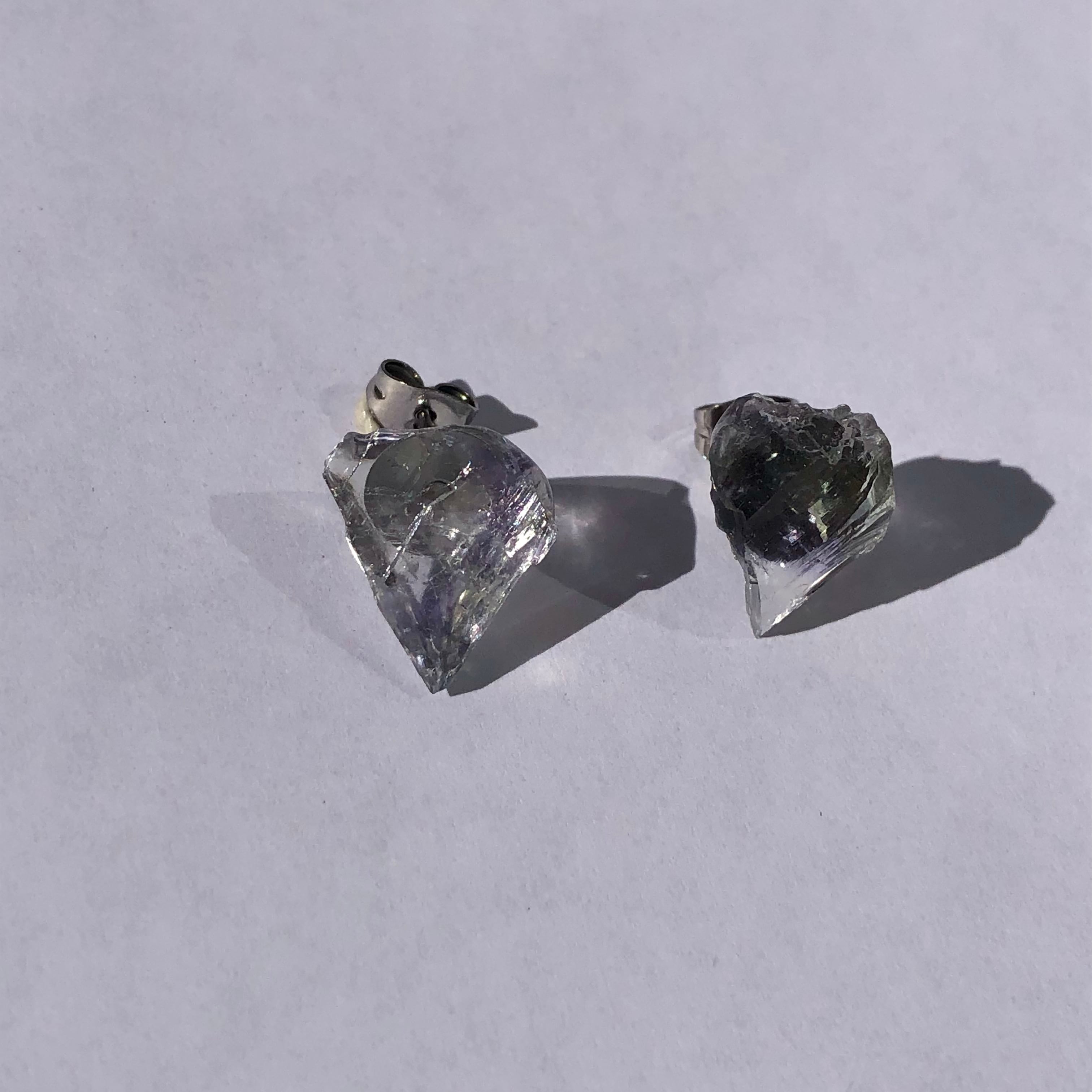 一点もの】 フローライト 原石 ピアス 鉱物 天然石 金属アレルギー対応