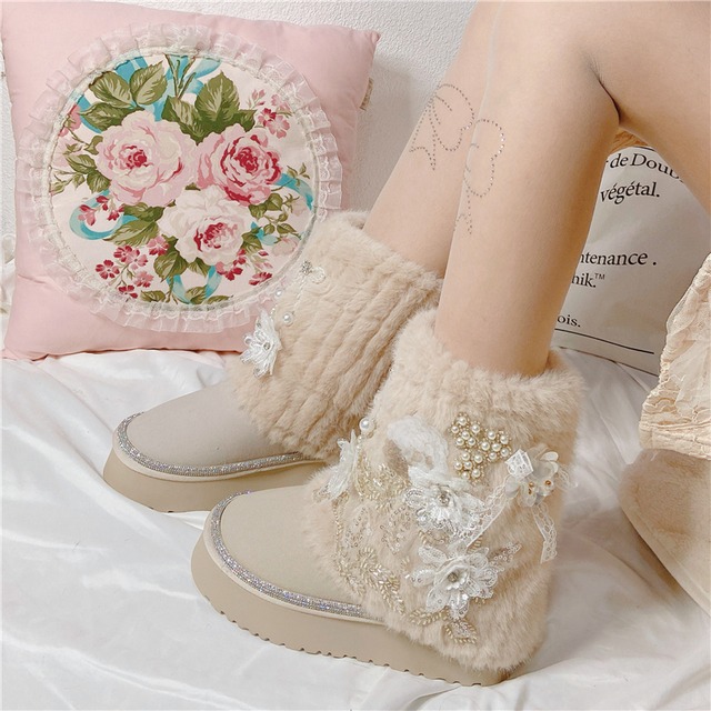 雪の夢を纏う ― パールビジューショートブーツ■A17