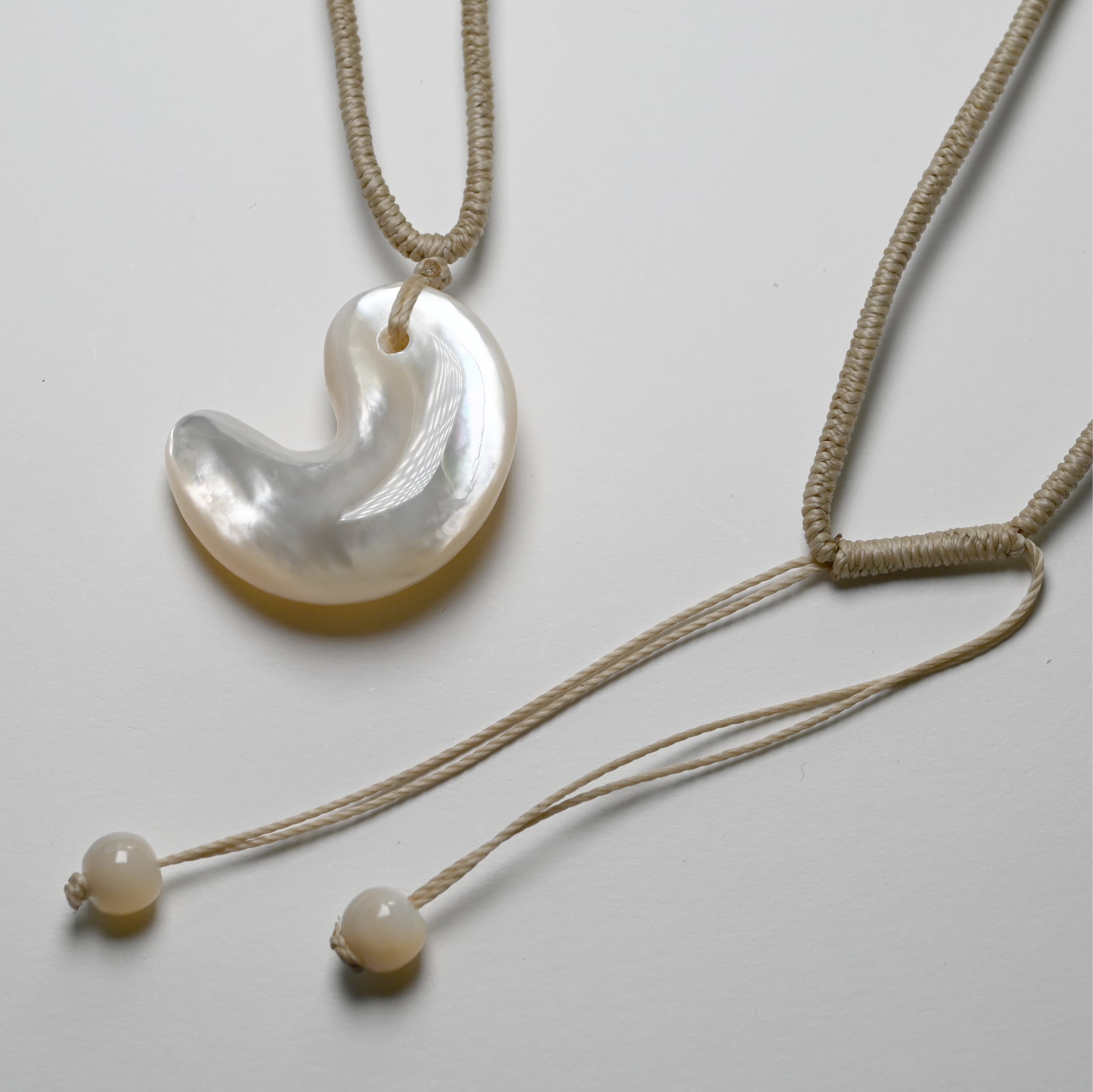 大巡礼、悪を見抜き身を守る護身白蛇勾玉ネックレスオルゴナイト Nisshell 白蝶貝勾玉ペンダント特大 | シェリッシュ