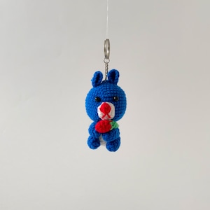 リスのあみぐるみキーホルダー（ブルー）｜Squirrel Amigurumi Keychain Blue