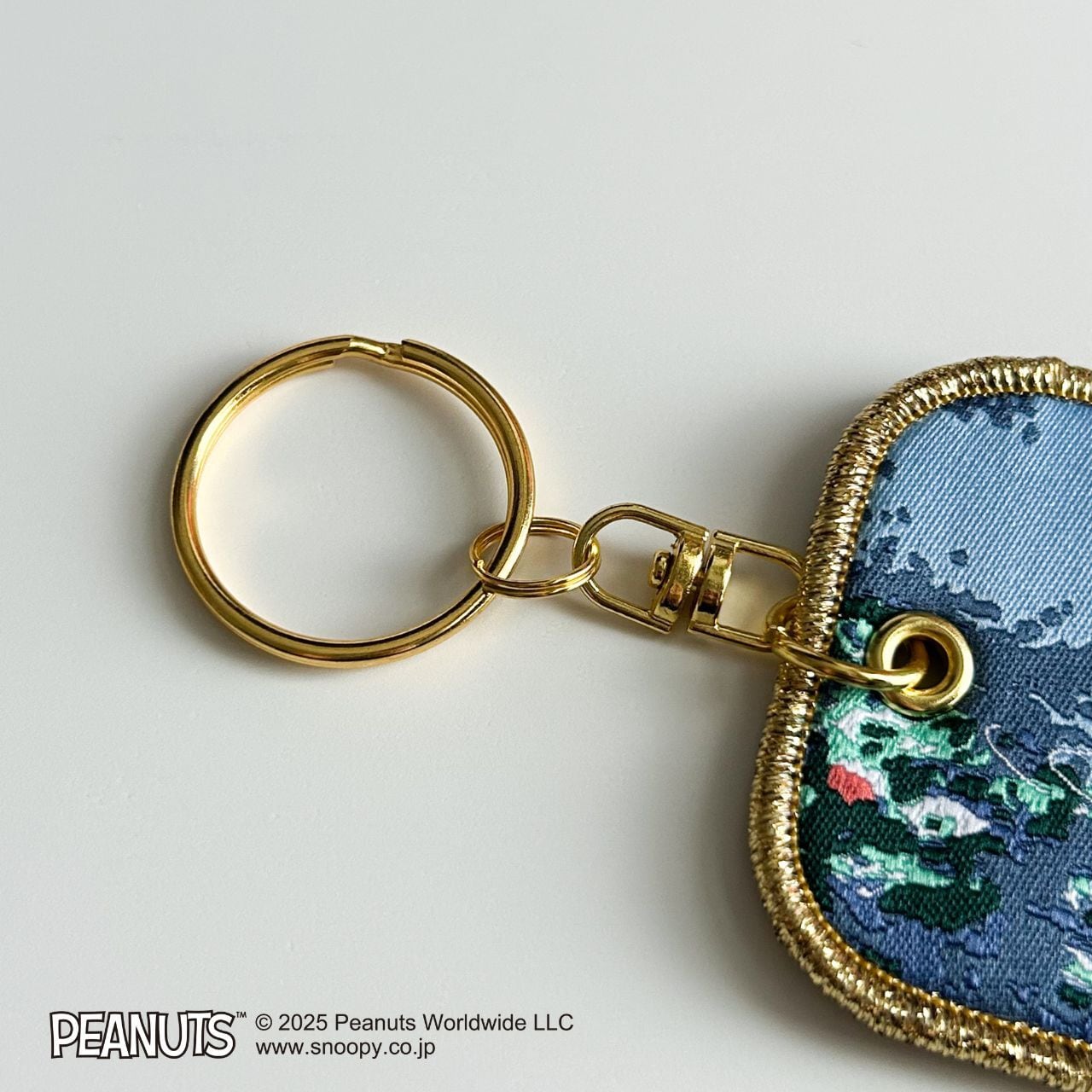 【新品】スヌーピー 刺繍キーホルダー（モネ 睡蓮） 2月再販予定】スヌーピー 刺繍キーホルダー モネ 睡蓮 | hmm, by 東京