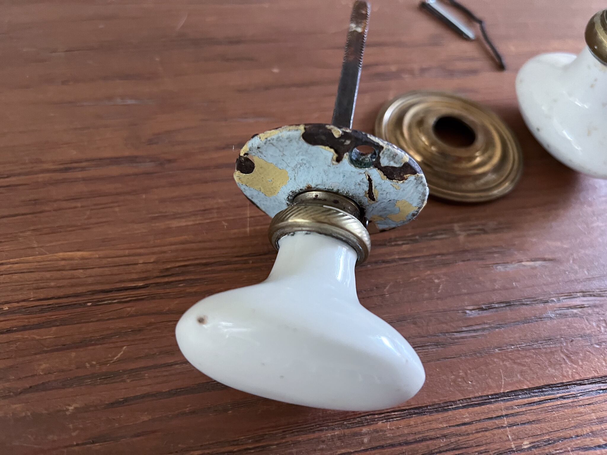 白の陶器製の楕円型ドアノブパーツ フレンチアンティーク