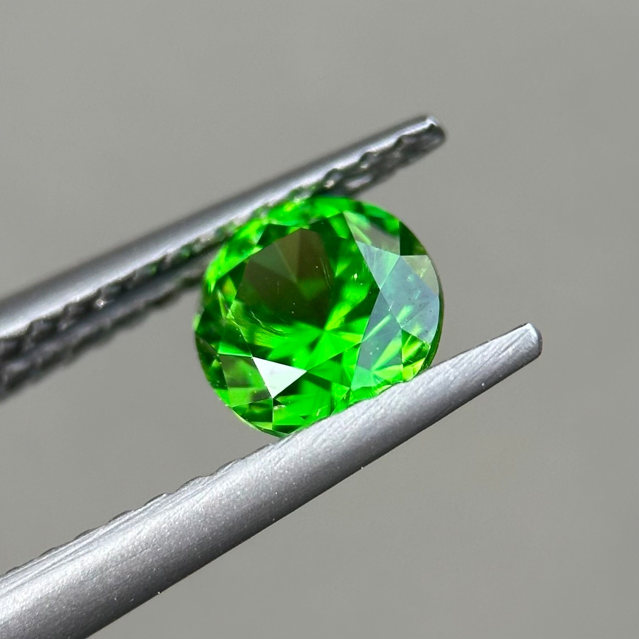 デマントイドガーネット 5.6x5.6x3.9mm,0.86ct, ロシア産