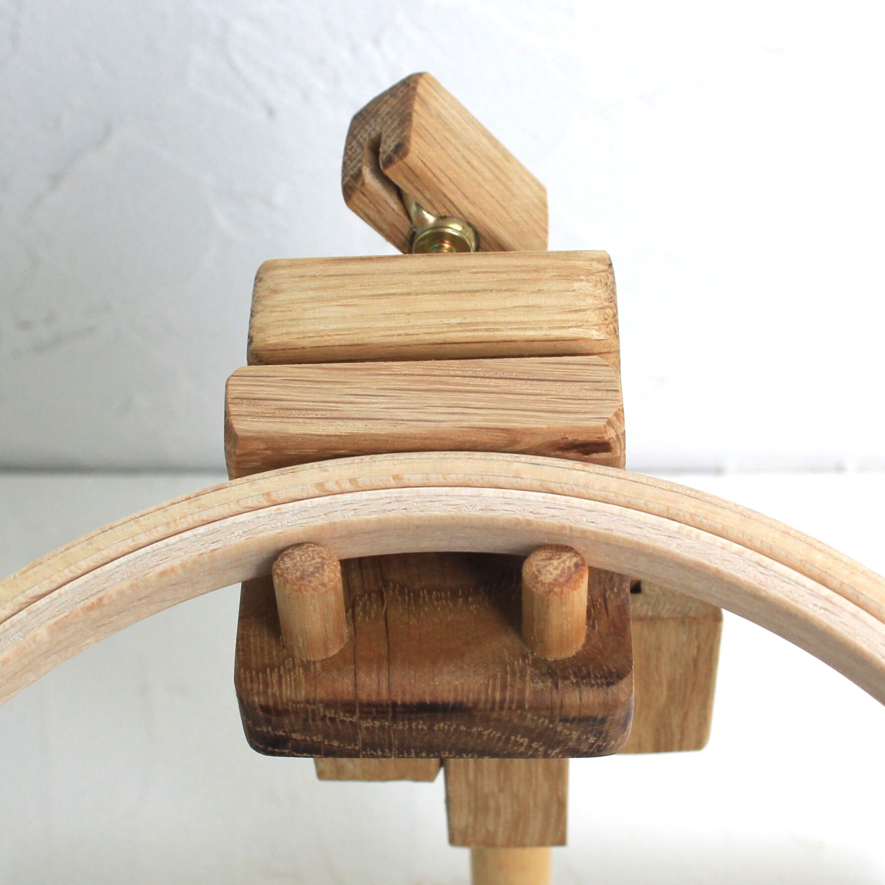 刺繍丸枠スタンド(オークモデル)【木製ハンドル装備、グリップ2