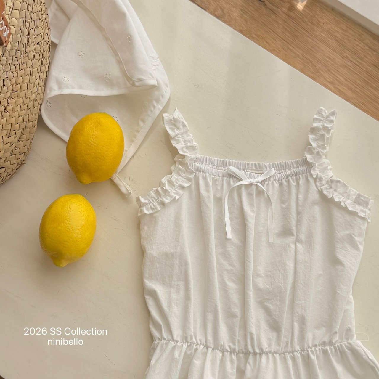 [ninibello] Shine Sleeveless Blouse +fee2 / [니니벨로] 샤인나시블라우스