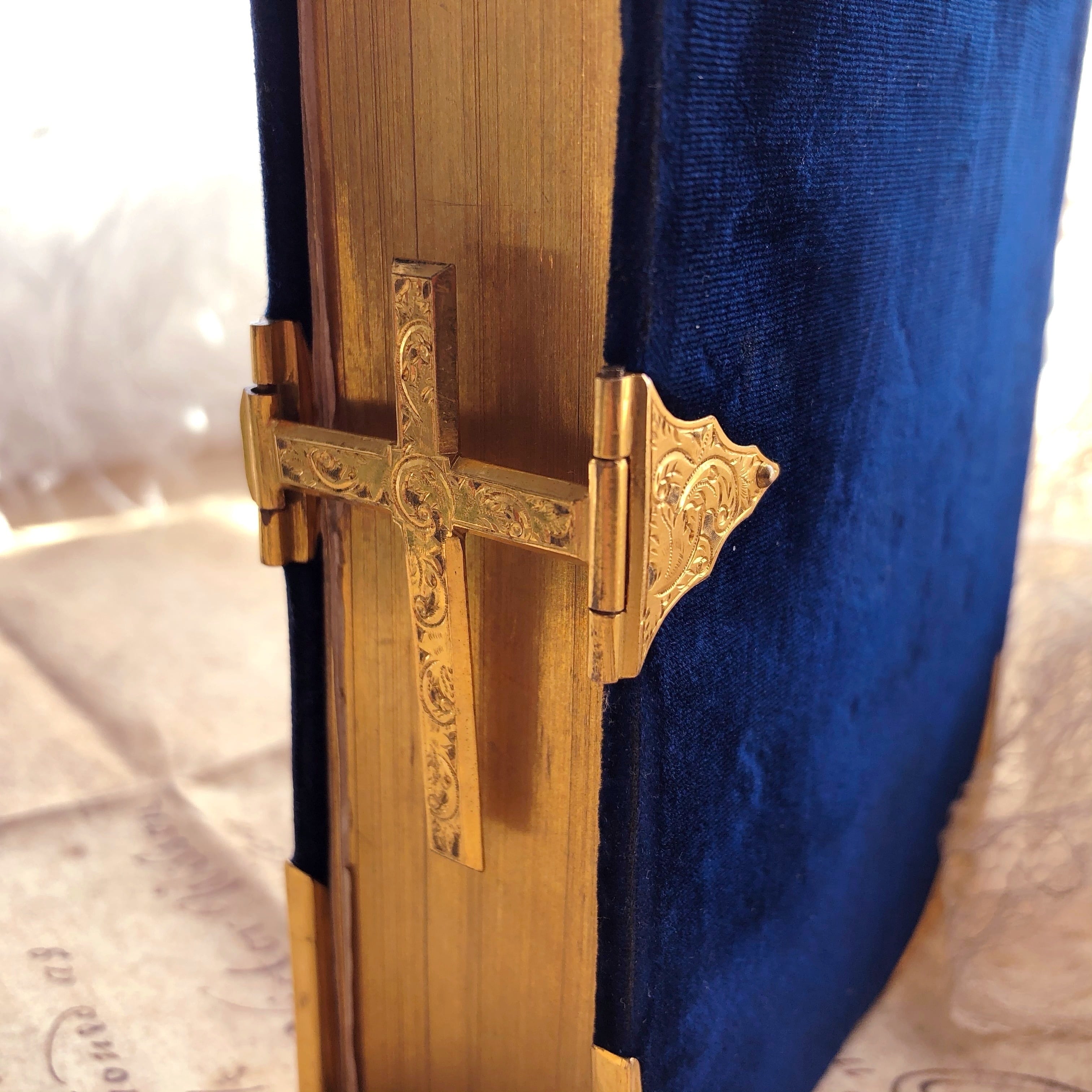 青いベルベットの祈祷書 | メルキュール骨董店