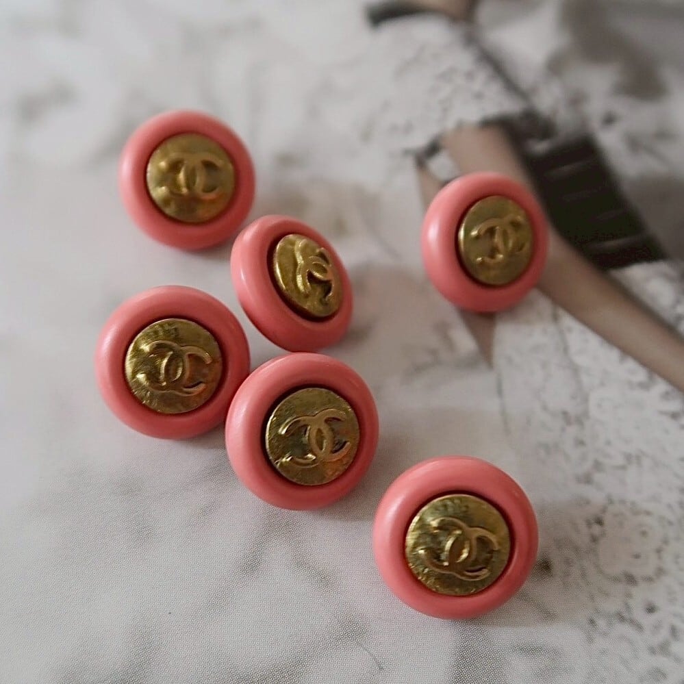 VINTAGE CHANEL BUTTON】ピンクフレーム ゴールドココマークボタン