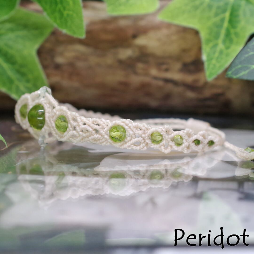 萌ゆる新緑の緑石『ペリドット』と『パール』マクラメ編みブレスレット2