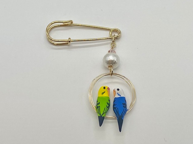 ２羽乗りセキセイインコ（青×緑）ブローチ