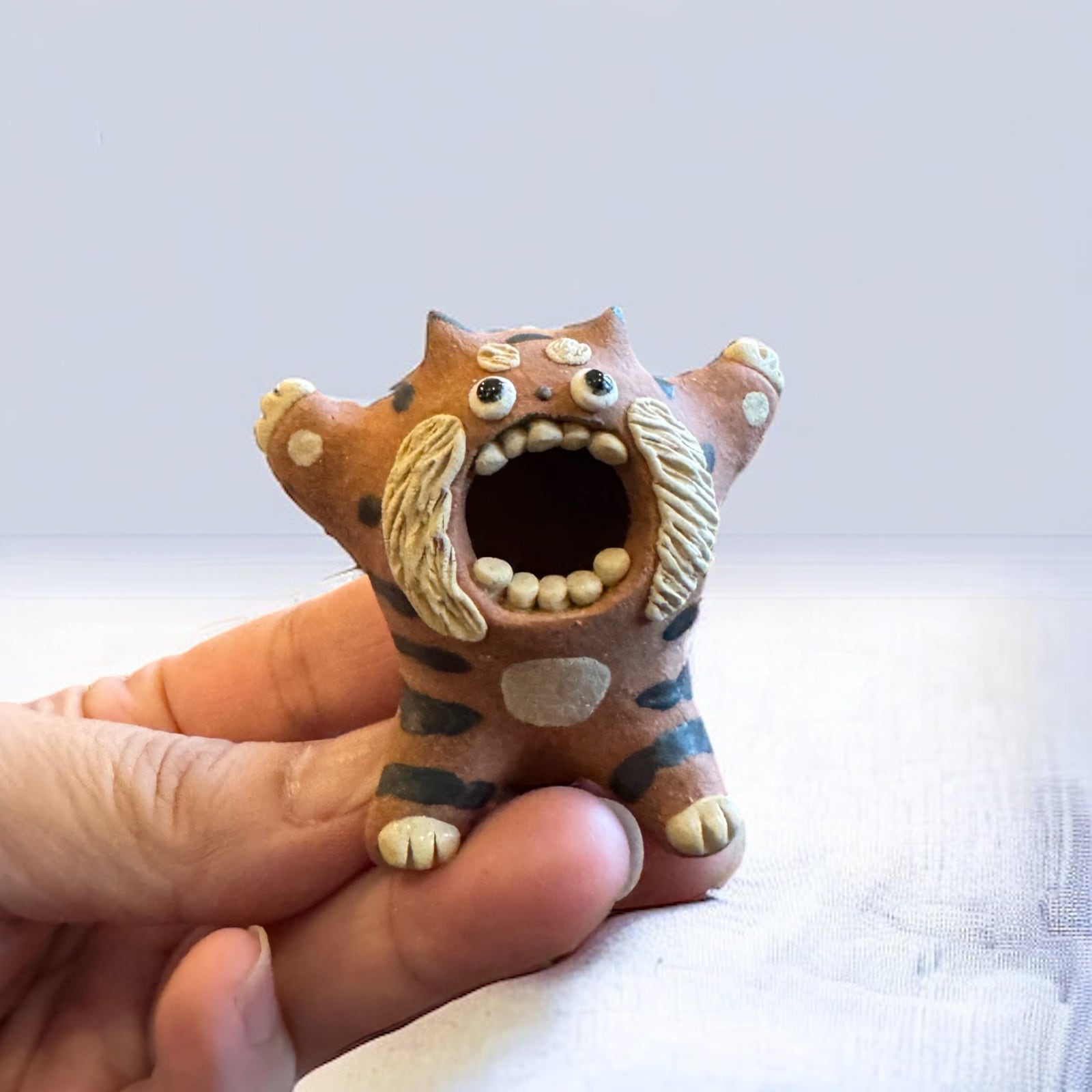 松本良太 陶器オブジェ とら 5 | teshigotoya ねむの木の豆