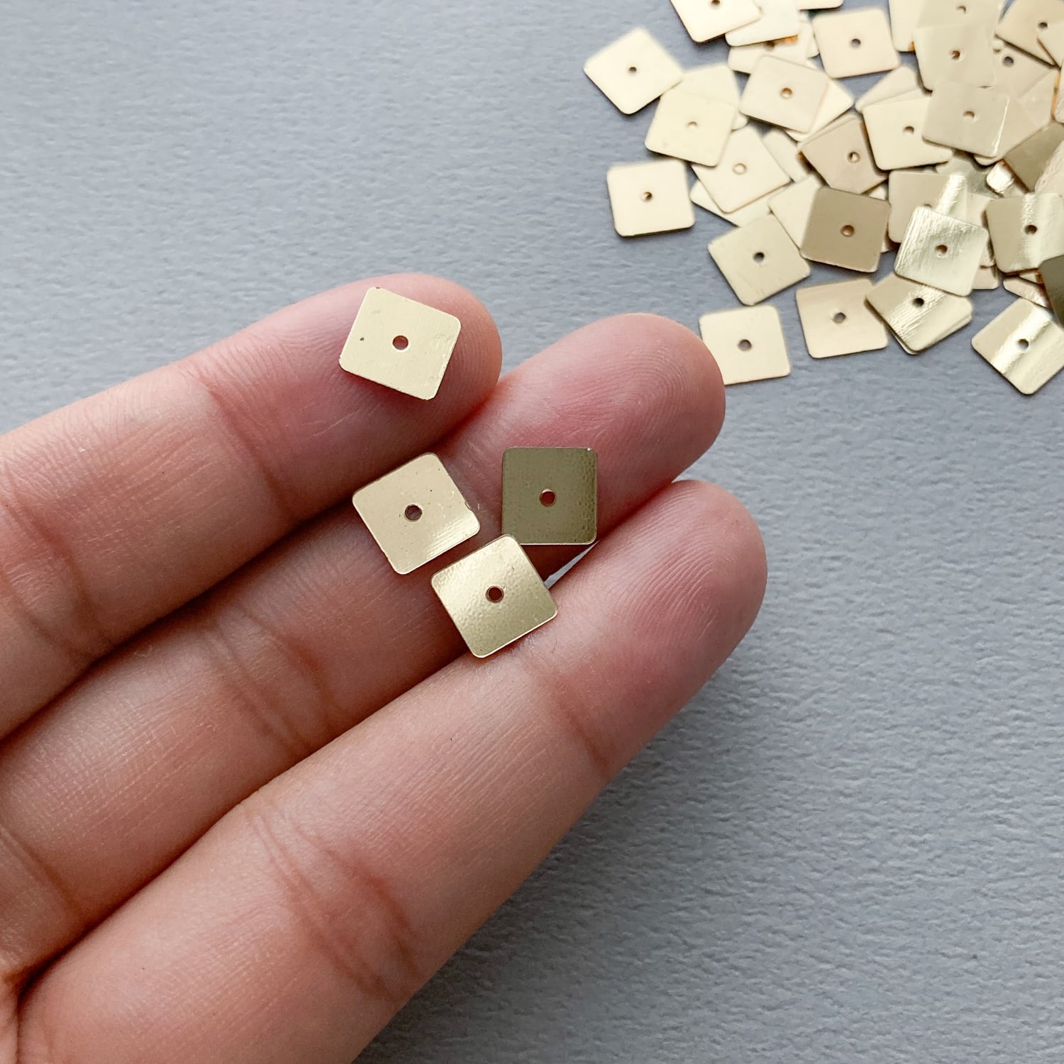 中心穴あきスクエアスパンコール（7mm） | Dua-アクセサリーパーツショップ