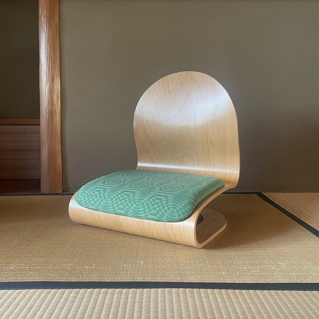 Tatami Chair by Verner Panton (Natural body / Maharam, Optik)