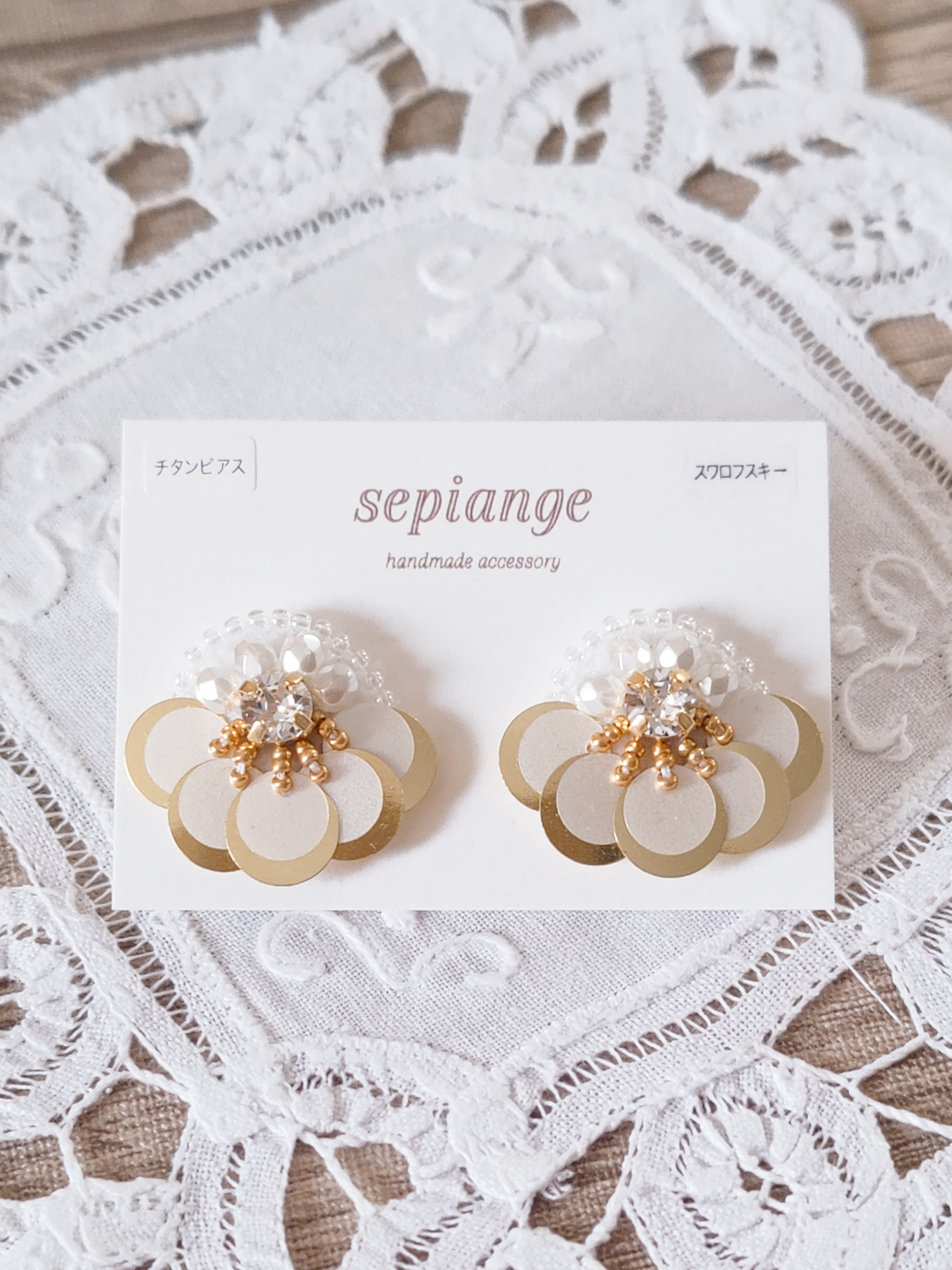 ハンドメイド✨️時計ボタンブレスレット  ゴールド スパンコールとスワロフスキー《白×ゴールド》羽のようなピアス・イヤリング | sepiange