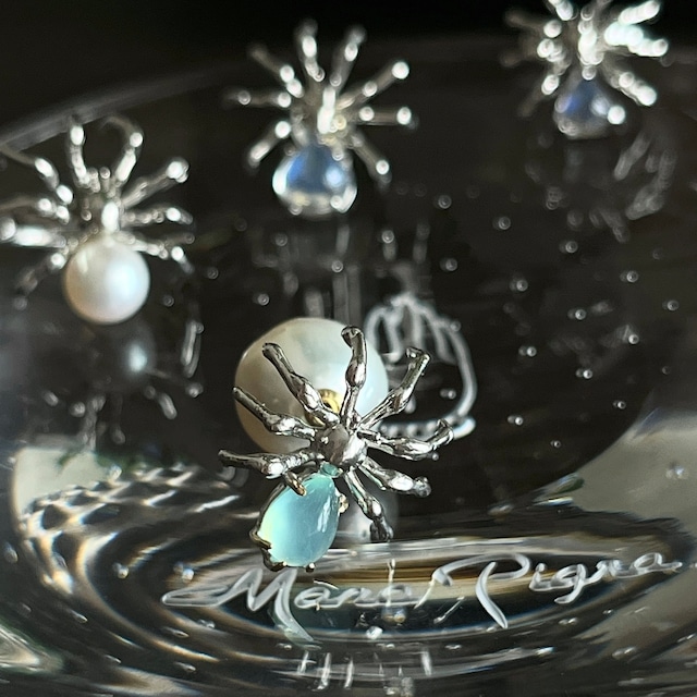 Spider Single Earring - Blue Opal  / 蜘蛛の片ピアス・ブルーオパール