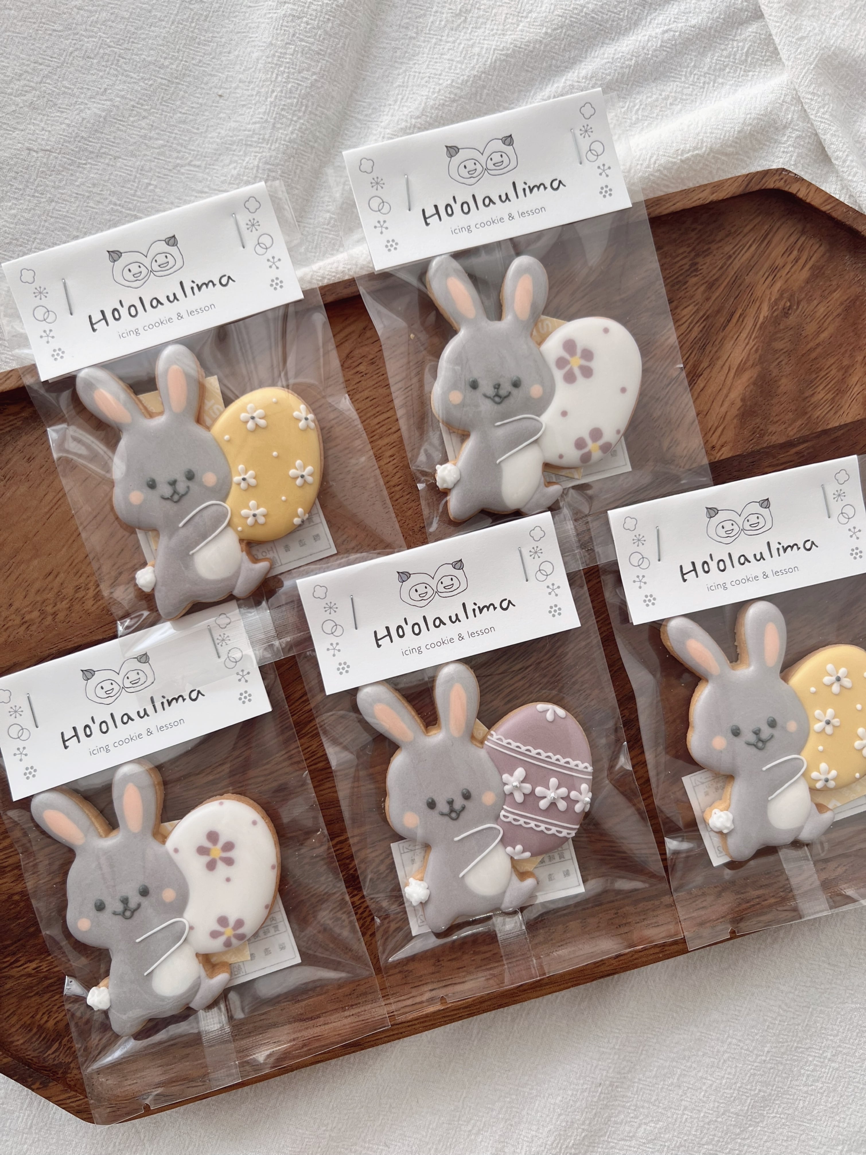 卵を運ぶEasterウサギちゃん