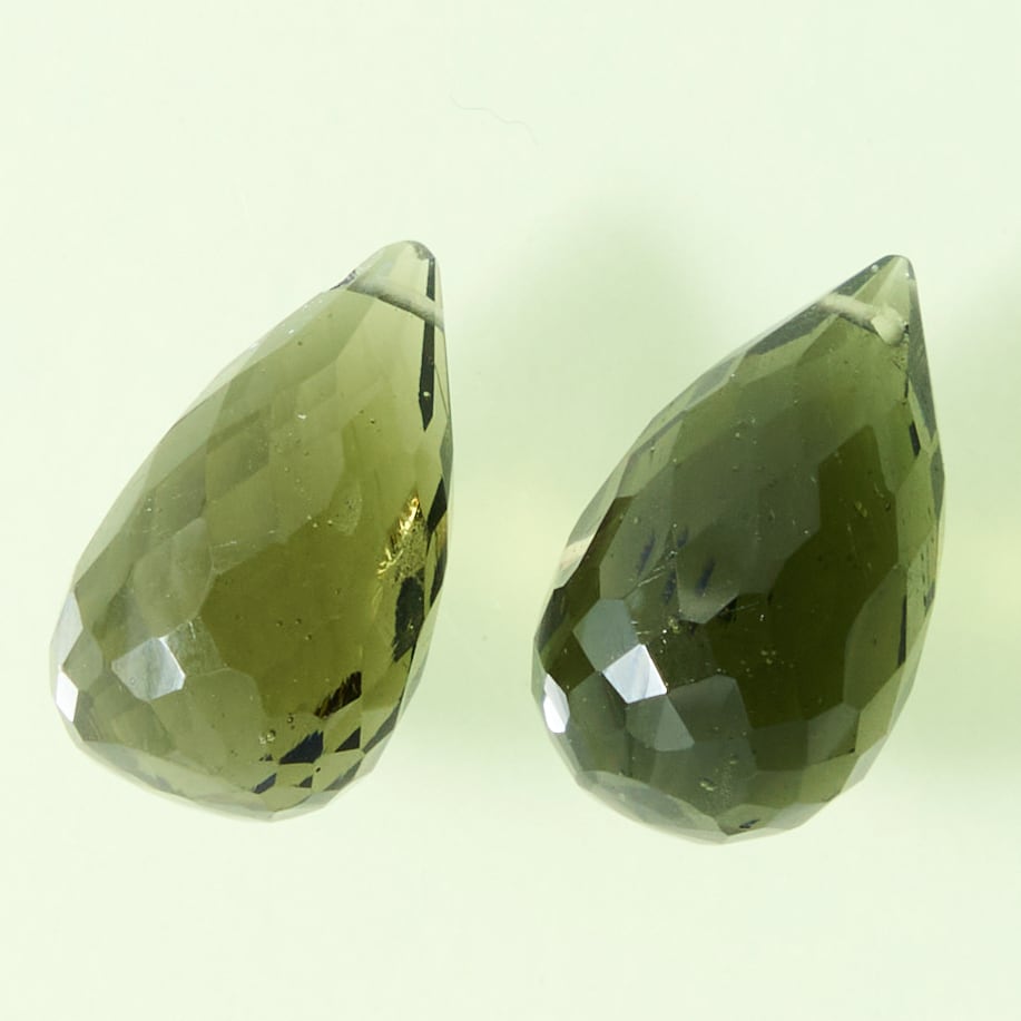 【稀少石】(ペア) モルダバイト 6.90ct/ブリオレットカット/穴あり【チェコ共和国】nmod-0041